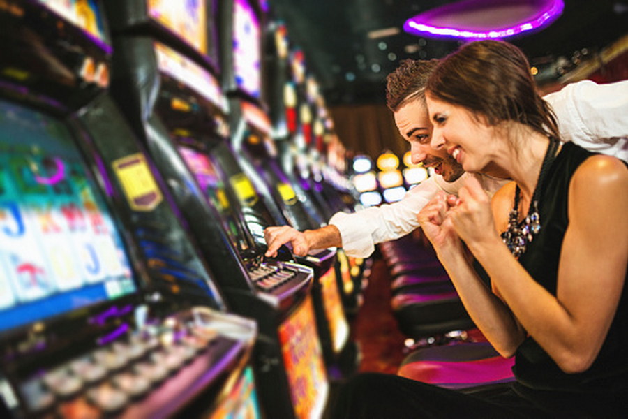 Happiness couple winning at Casino ข้อดีของการเล่นคาสิโนออนไลน์ที่คาสิโน 1688